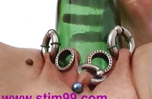 XXX સોનેરી ફેલાય તેના પગ માટે એક કેફે માં ટેબલ
