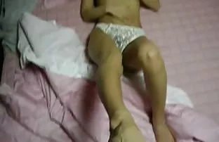 XXX સફેદ કૂતરી moans દબાણ હેઠળ આ કાળો લોડો તેની ગાંડ