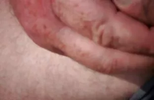 XXX બનાવે છોકરી ના મોઢા માં નાખી અને licks બોલમાં