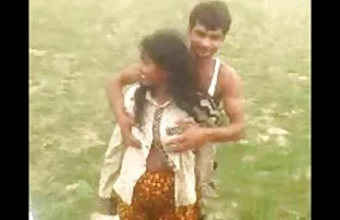 XXX સેક્સ માં કપડાં સાથે એક યુવાન છોકરી