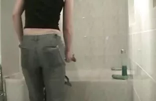 XXX Aflit માણસ અને cums તેમના મોં માં