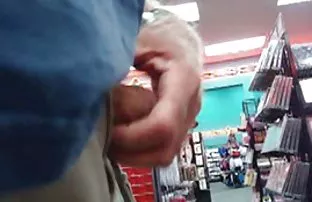 XXX કન્યાઓ માણી dildos અને વાયબ્રેટર