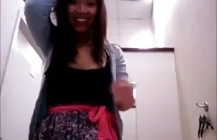 XXX હાર્ડ fucked છોકરી ટેબલ પર