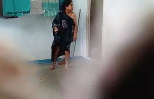 XXX સુંદર સુંદર છોકરી indulges fetish પ્લમ્બિંગ