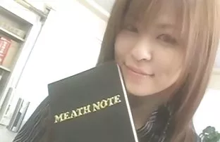 XXX સોનેરી દબાણ હેઠળ એક મોટી ગાંડ માં