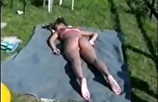 XXX બચ્ચાઓ સાથે સંપૂર્ણ Asses બંધ બતાવવા તેમના આકારો