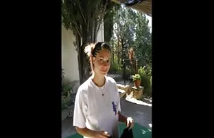 XXX સુંદર છોકરી મોટા બોબલા વાળી મહિલા Fucks pussy સાથે આંગળીઓ