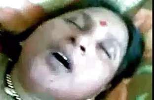 XXX ઈરિના એક યાટ પર undresses પહેલાં ધ્યેય અને માલિશ તેના pussy