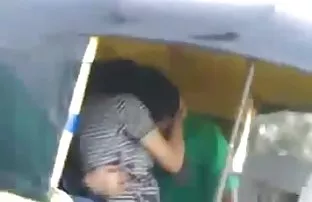 XXX Masturbates અને cums ફ્લોર પર જેમ એક કૂતરી