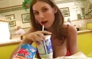 XXX મધ પ્રયાસ કરે છે suck માટે તેમના પુખ્ત પ્રેમી