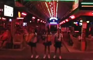 XXX જ્યારે પત્ની કામ પર છે, આ વ્યક્તિ Fucks પાડોશી