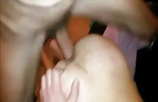 XXX મળી આરામદાયક કોચથી પર એક સરસ wank