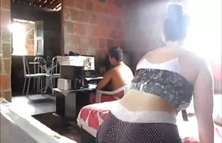 XXX વ્યક્તિ pantyhose aflit મિત્ર રસોડામાં