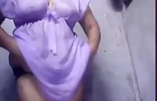 XXX એલિસ Fucks તેના હોટ ગર્લફ્રેન્ડ સાથે એક નકલી લોડો